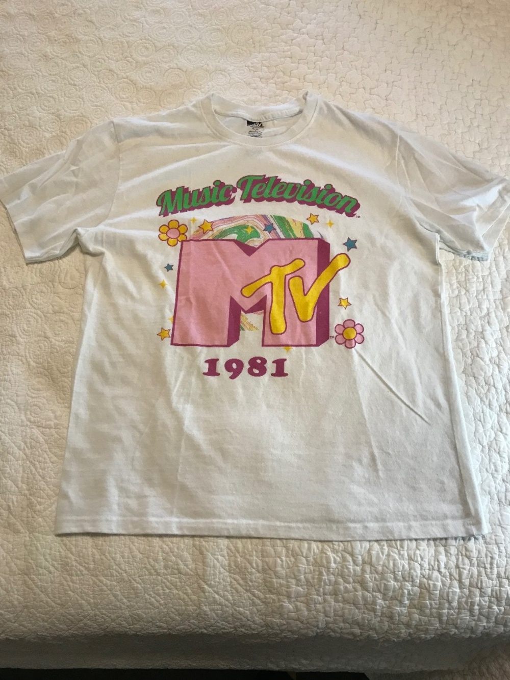 MTV ©️ retro white graphic floral “1981” short sleeve crewneck tee (L)